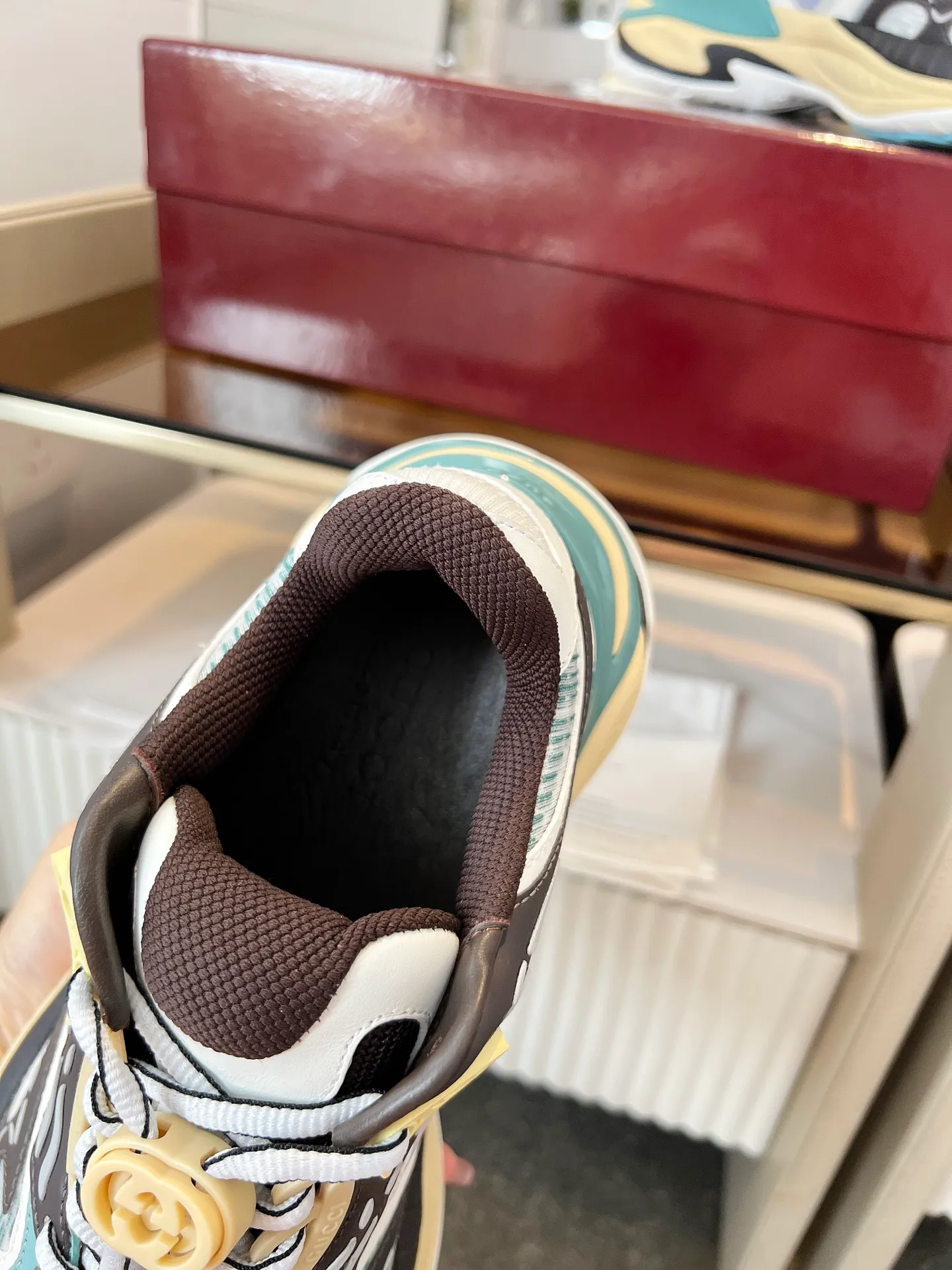 p900💰Men's shoes ❤️Gucci series 2.0 sneakers are made with heavy investment❤️‍🔥❤️‍🔥❤️‍🔥Renewed interpretation of the brand's iconic striped webbing elements😍😍When retro genes collide with futuristic design🎊🎊This new pair of Gucci shoes directly reaches the trend threshold💥 ✔️Color caron contrasting color + classic stripes, GG reflective piping, good visual impact, with high-light filter when out on the street ✔️Multi-layer structure of different materials, mesh breathability, leather shaping, outsole EVA foam and TPU combination😍😍😍Fashion and practicality are both online ✔️ The details are double G midsole + iconic double G lock shoelaces, the retro DNA is crazy and restless, and every step is based on the trendy aesthetic���️❤️❤️❤️ Matching size: Male 39-45